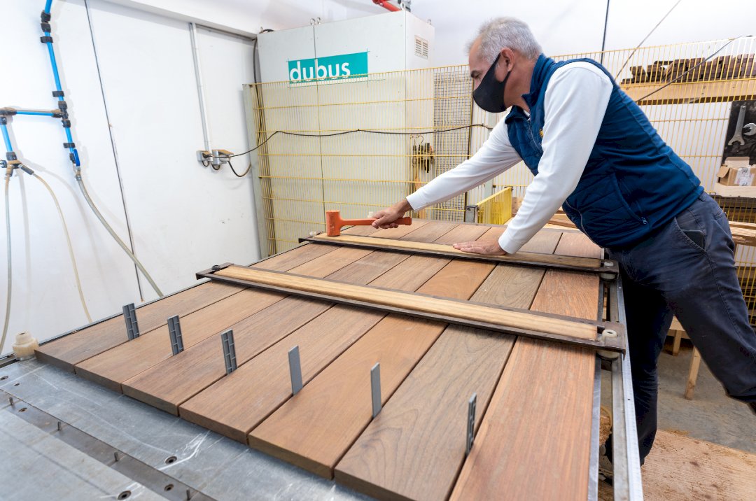 Assemblage des dalles pré montées en bois exotique Wedeck